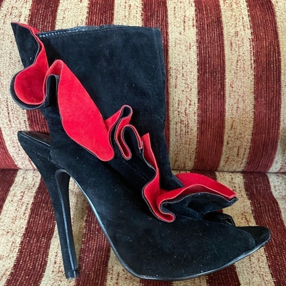 Black peek a boo heels with open heel and red and black ruffle size 71/2 - Picture 2 of 8